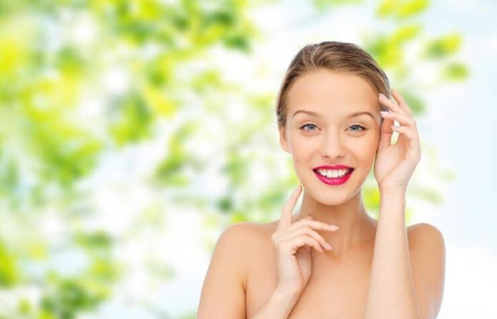 Jeune-fille-portant-maquillage-biologique.jpg