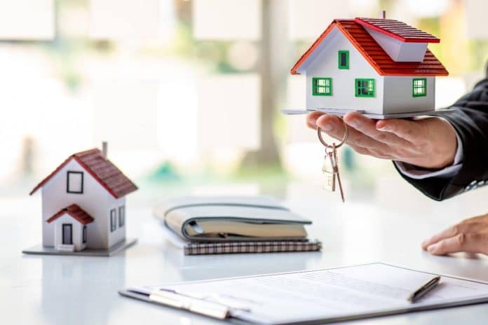 Des personnes discutant autour d'une table, illustrant la négociation du prix d'achat d'une maison Des personnes discutant autour d'une table, illustrant la négociation du prix d'achat d'une maison