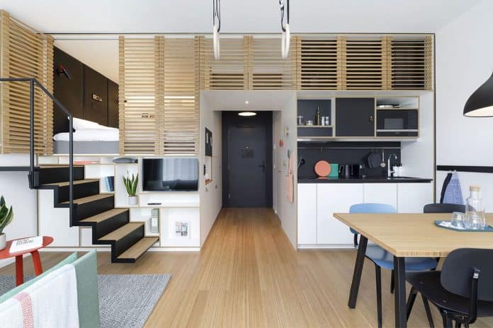 Illustration d'un petit appartement astucieusement aménagé avec des meubles multifonctionnels et un espace optimisé.