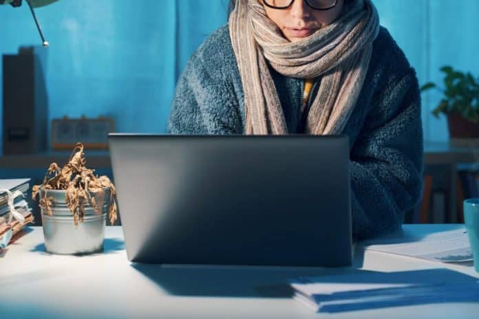 Une maison entourée de neige avec des cheminées fumantes, illustrant la préparation pour l'hiver.