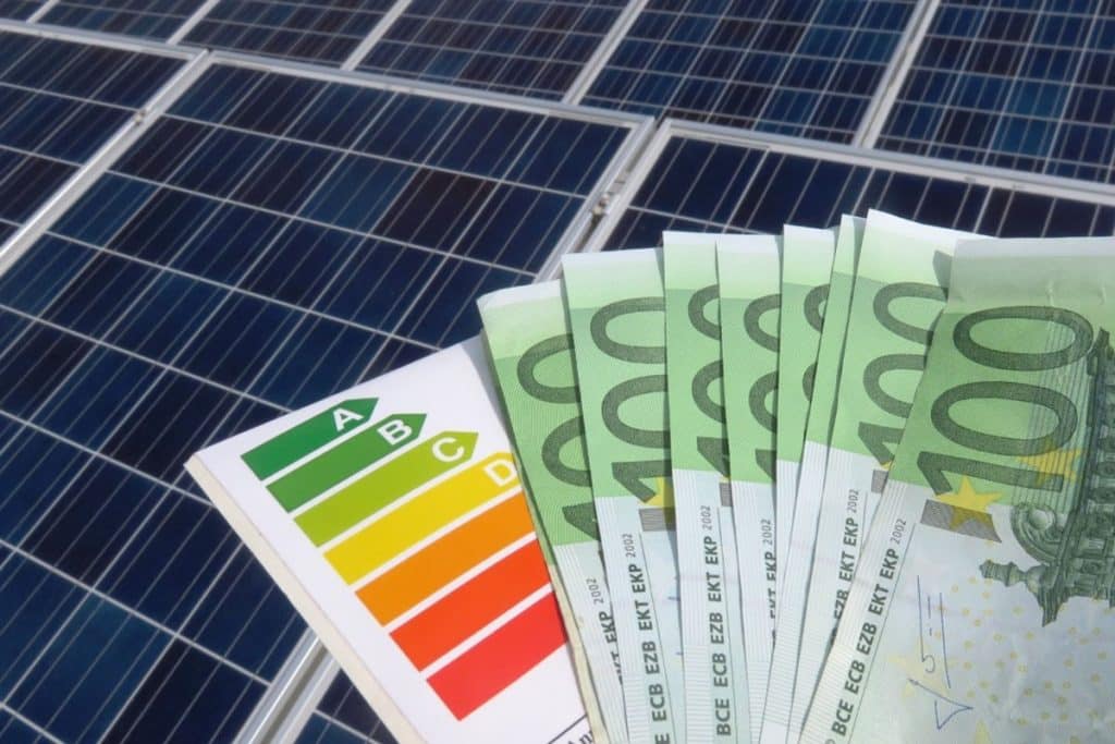 Investir dans l'énergie solaire : quels sont les avantages, coûts et conseils pour une transition réussie