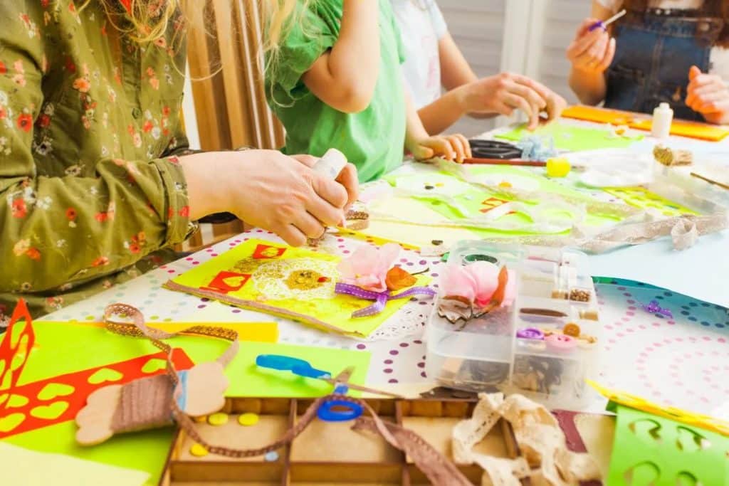Comment organiser un atelier de bricolage à la maison : idées pour toute la famille