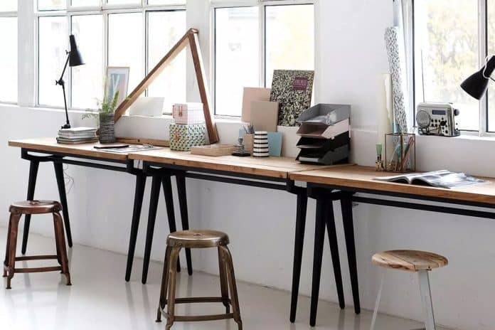 Un coin de travail bien organisé avec deux bureaux et des tabourets