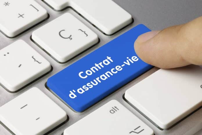 Une touche de clavier avec l'inscription contrat d'assurance-vie