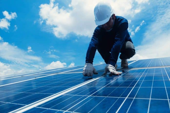 Investir dans l'énergie solaire : avantages, coûts et conseils