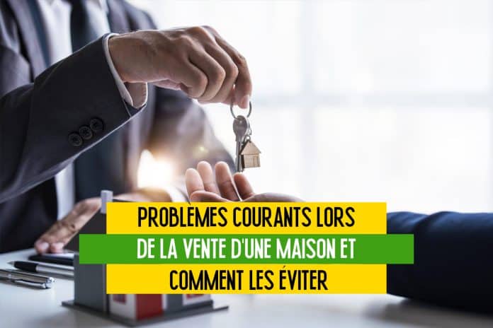 Une main donnant des clés de maison à un acheteur Une main donnant des clés de maison à un acheteur