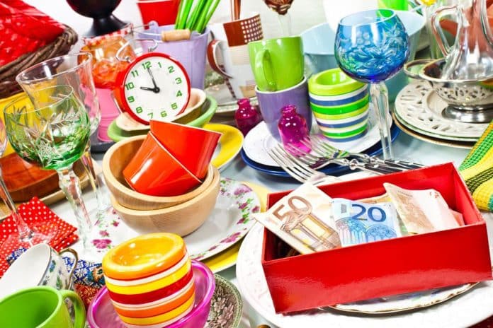 Articles colorés et billets d'argent sur une table pour un vide-greniers