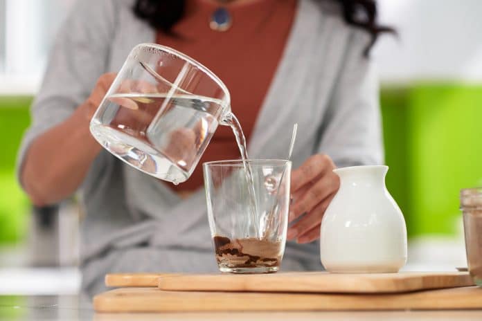Woman making coffee for breakfast Eau et café