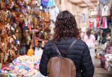 Voyage au Maroc ou en Tunisie : ces devises qu’on ne change qu’une fois sur place Visiter un souk marocain