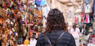 Voyage au Maroc ou en Tunisie : ces devises qu’on ne change qu’une fois sur place Visiter un souk marocain