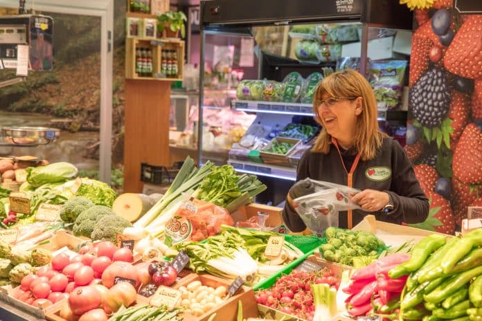 pexels-rossella-fasoli-507860397-16153899 Employée de supermarché