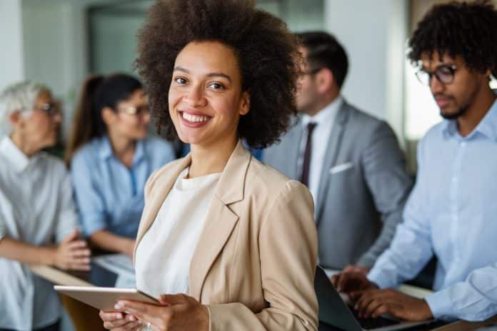 Happy business woman manager holding tablet and working in modern office Ressources humaines