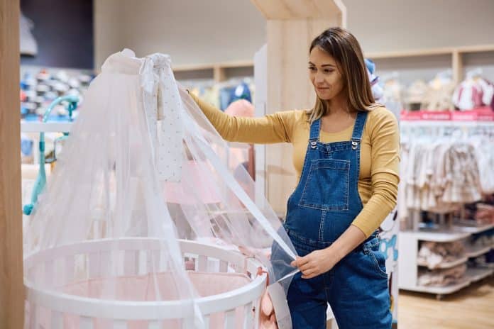Oh, what a cute crib for baby girls! Achats pour bébé